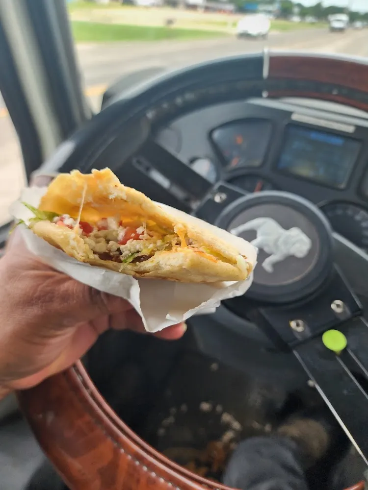 Gosdita de Chile Con Queso Y Otra de Chicharrón En Salsa Verde